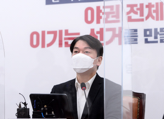 안철수 국민의당 대표가 15일 국회에서 열린 최고위원회의에서 발언하고 있다. 연합뉴스.